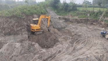 পাঁচবিবিতে ছোট যমুনা নদীর পাড় কেটে মাটি বিক্রির অভিযোগ